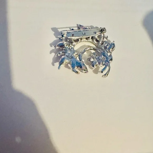 Elegant Silver and Purple Brooch - Picture 2 of 2